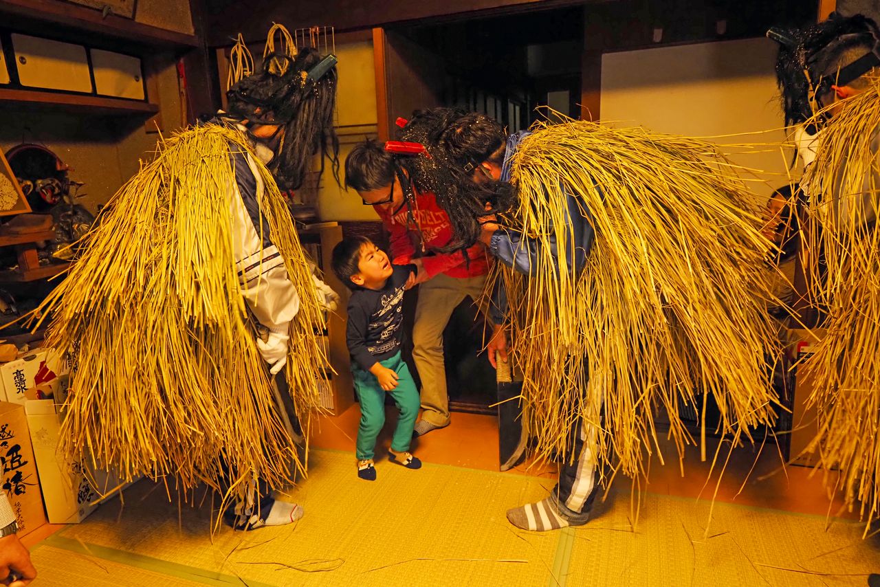 El atuendo que llevan los namahage se llama kede y se elabora con paja de planta de arroz segada ese mismo año. Los trozos de paja que quedan esparcidos en el suelo de la casa tras la visita se consideran amuletos.