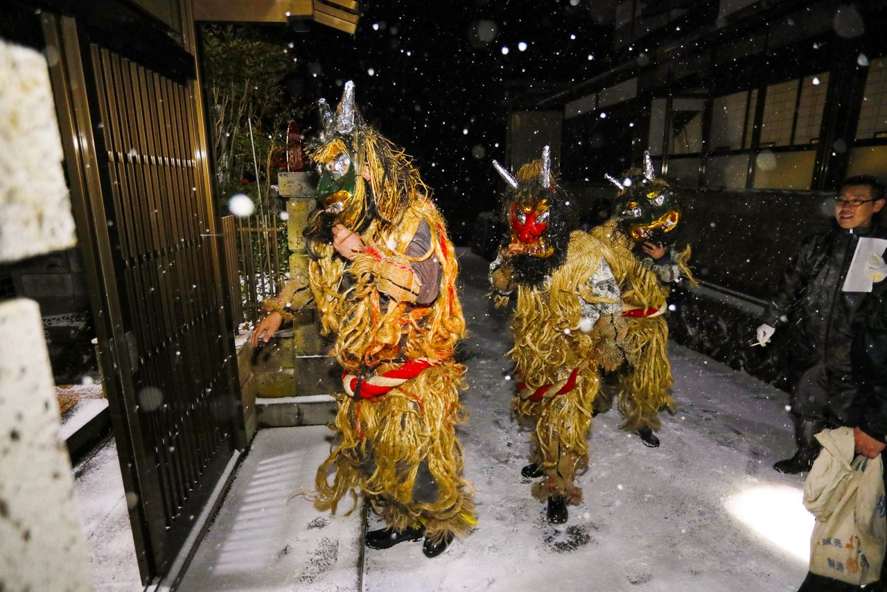 Como la tradición dicta que los namahage deben ser hombres que nunca se hayan casado, las zonas con la población envejecida sufren una grave escasez de candidatos.
