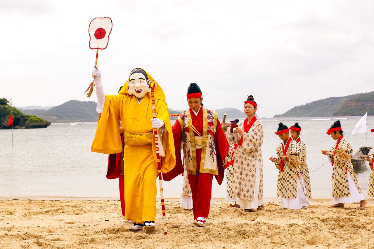 El dios Miriku camina por la playa encabezando la procesión.