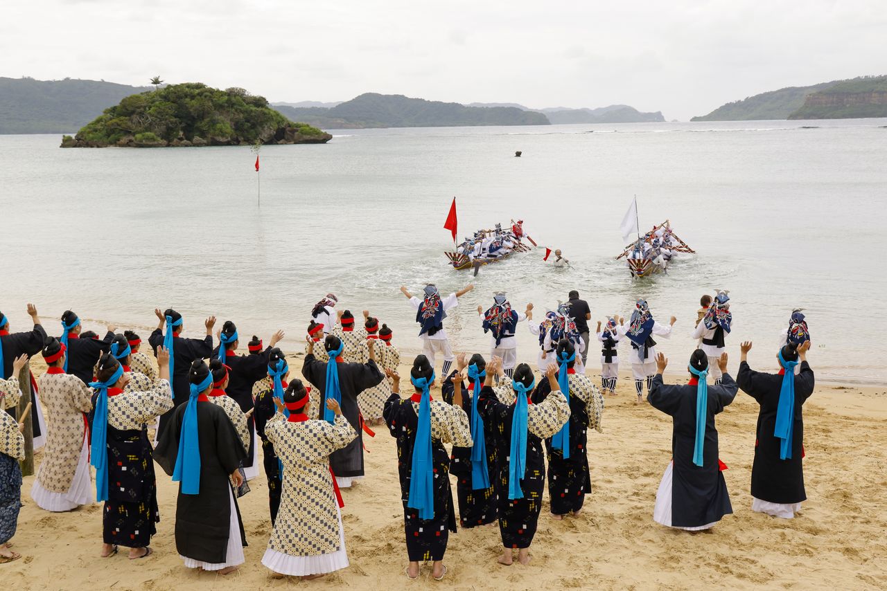 La carrera de barcas de pesca tradicionales es el punto álgido del festival.