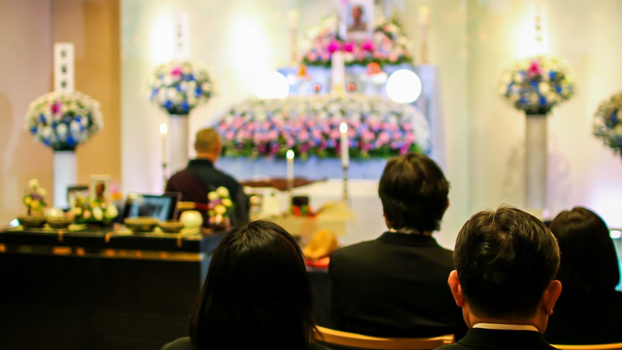 Cómo asistir a un funeral: la ropa, el incienso, las palabras a evitar | Nippon.com