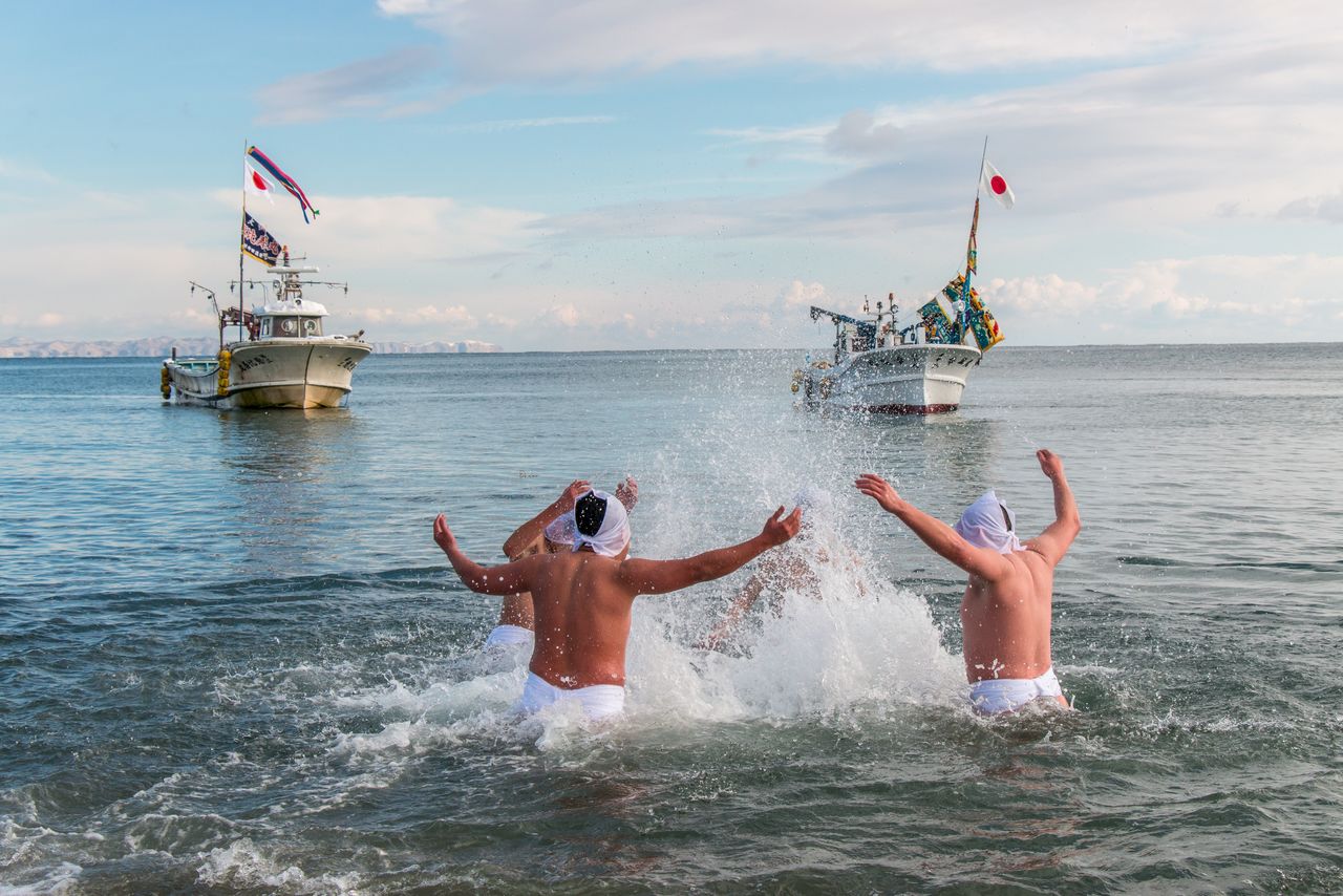 Los participantes se tiran al mar del norte en el riguroso inverno.