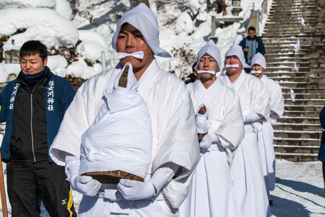 Los participantes pueden tocar los objetos sagrados después de someterse al duro ritual purificador del misogi.
