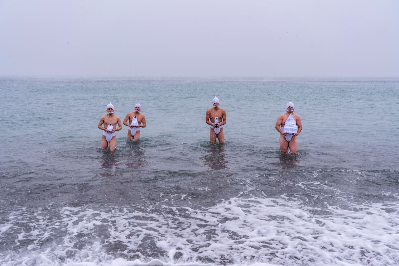 Abluciones en el mar con los objetos sagrados.