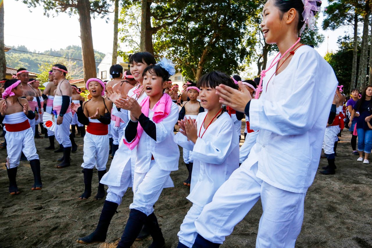 El festival es conocido por su tairyō-uta, una canción de plegaria a los dioses de la pesca.