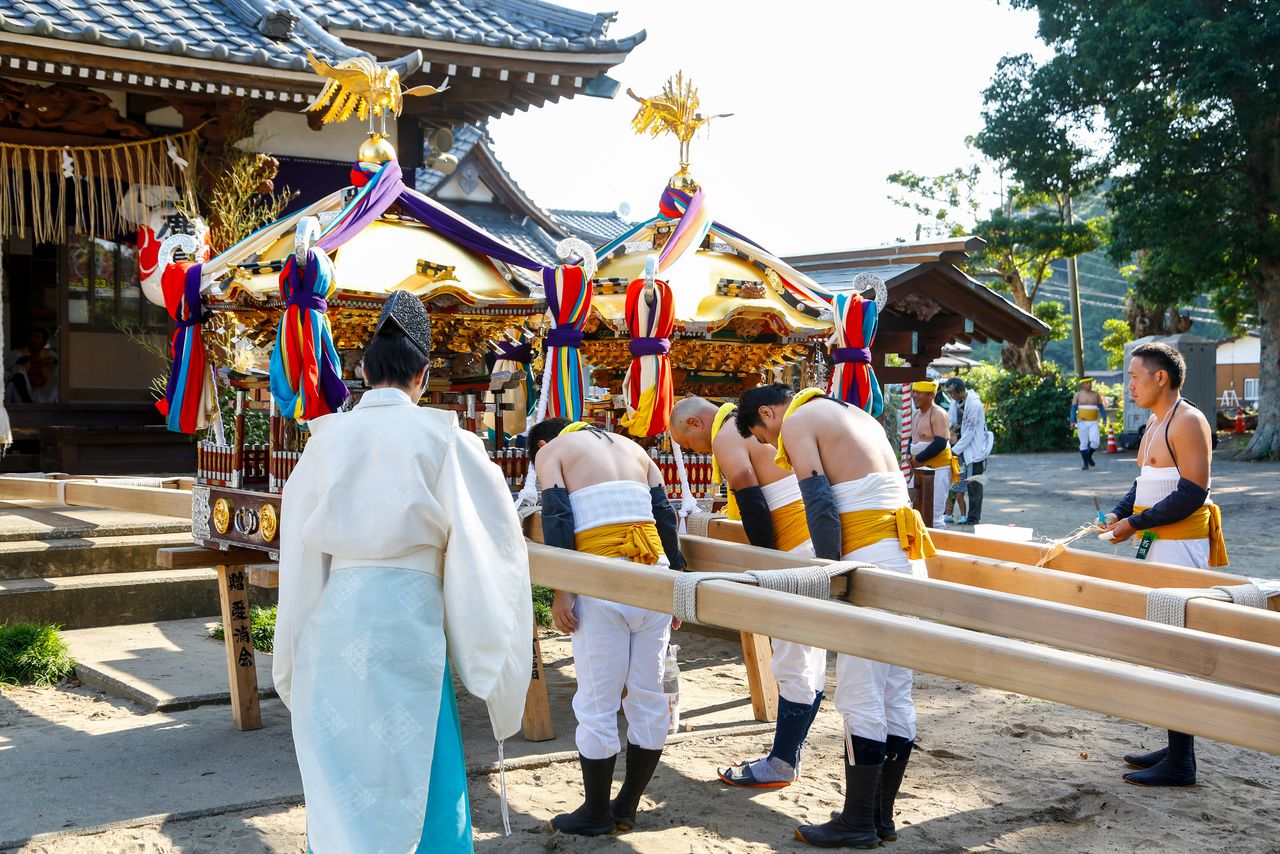 Introduciendo los espíritus en los mikoshi en el santuario Kashima.