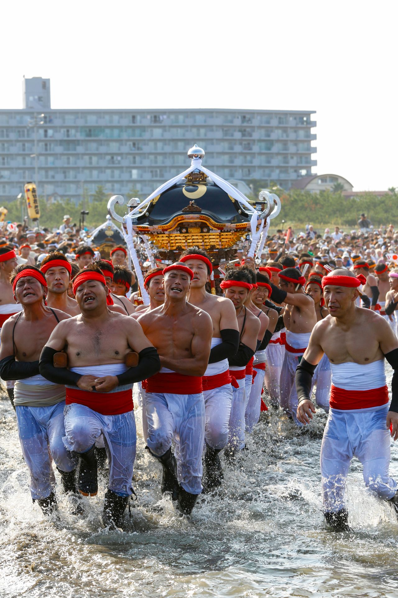 Bregando virilmente en el mar.