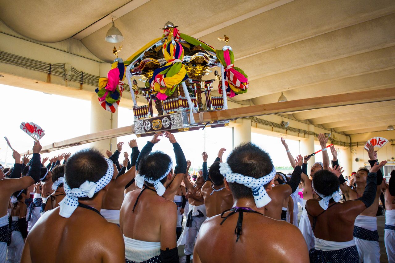 En el puerto también se somete a los mikoshi a un brusco recorrido para rogar por una pesca y una cosecha abundantes.