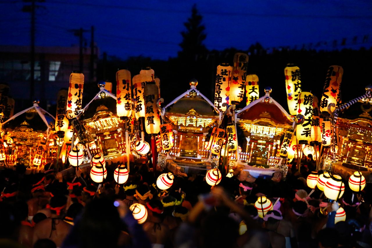 Por la noche, cuando el lugar se llena de farolillos, también se crea una estampa digna de admirar.