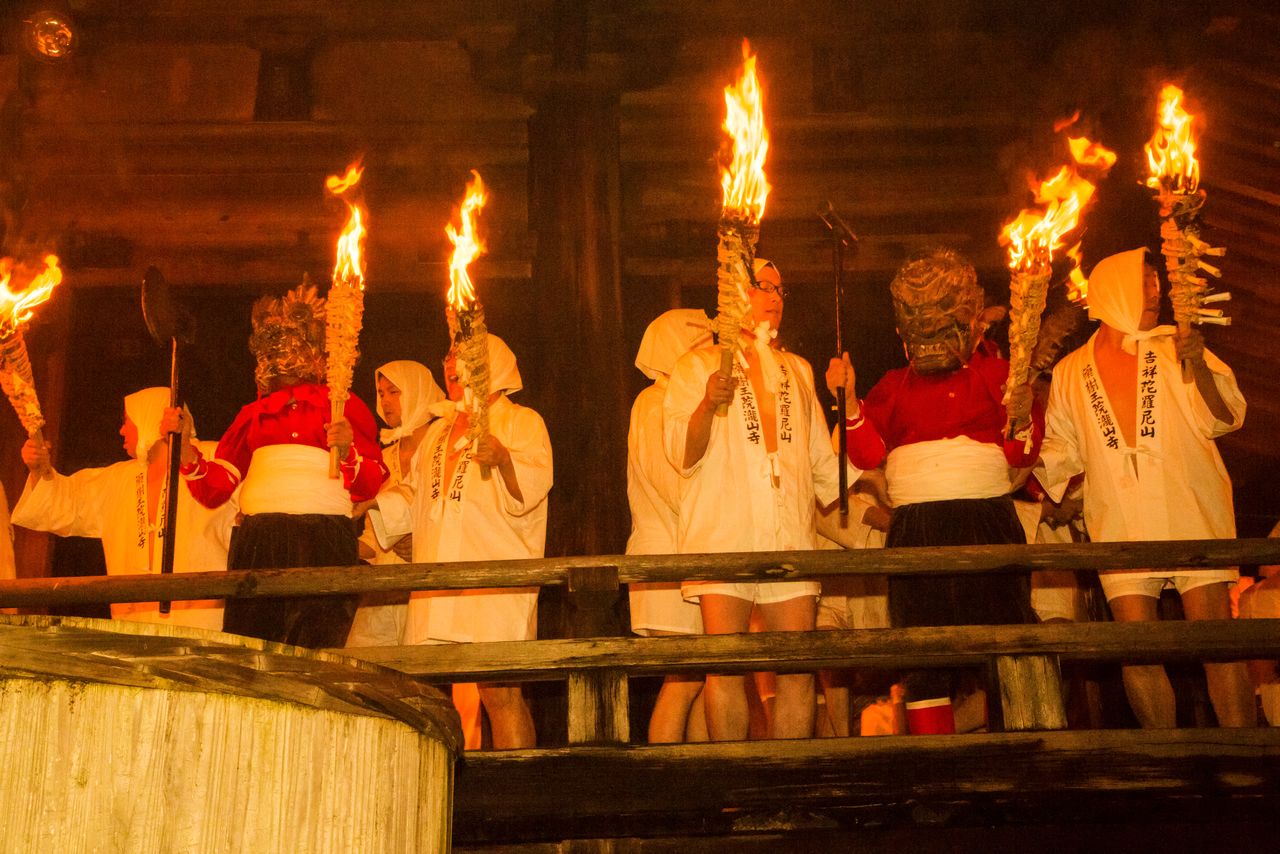 Los dos ogros mayores: la abuela y el abuelo. La autoría de las máscaras se atribuye al escultor Unkei.