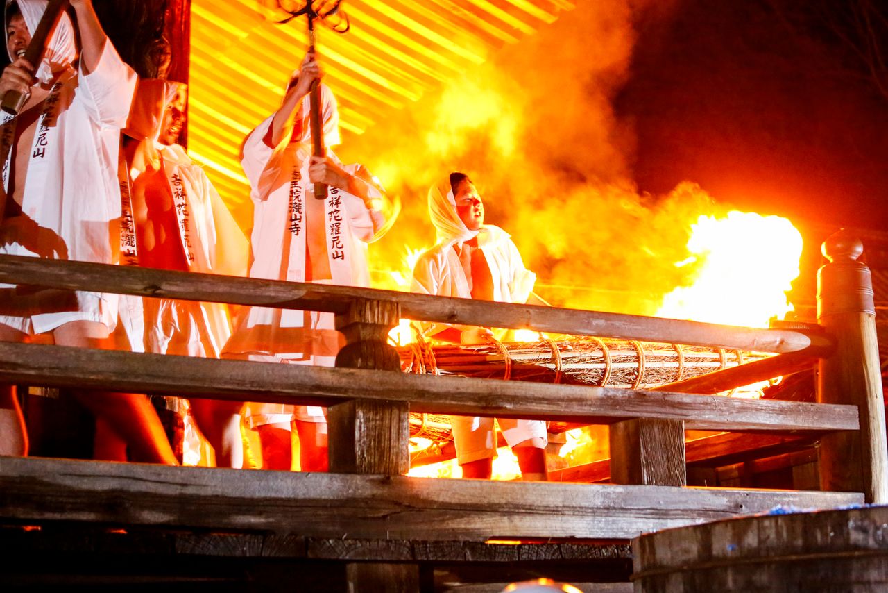 Antorchas gigantes de más de dos metros.