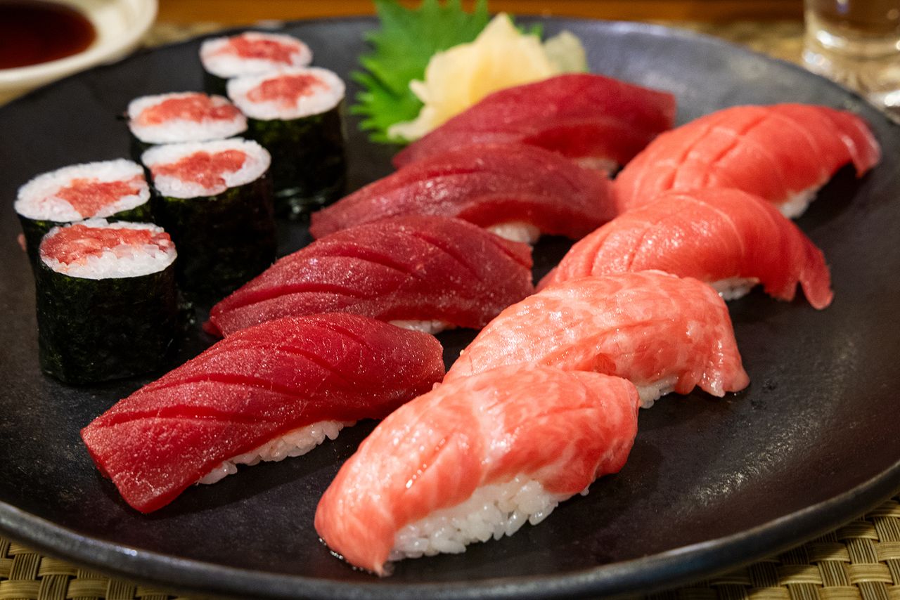 El sushi de Ōma Maguro. Delante, a la derecha, el atún ōtoro graso; detrás, a la derecha, el chūtoro medio graso y en el centro la carne magra akami. (© nippon.com)