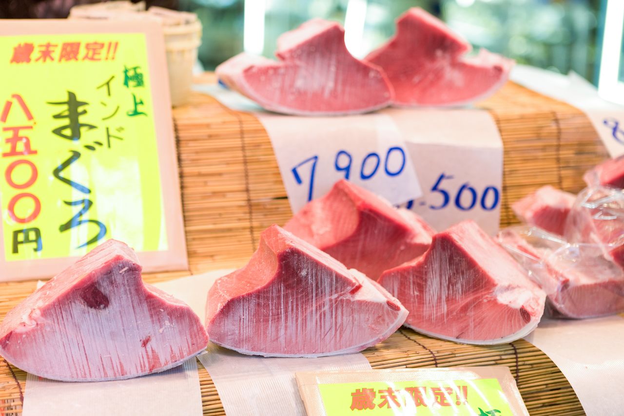 Un bloque de carne de atún rojo del sur se vende a precios elevados en una pescadería que se prepara para las fiestas de Año Nuevo. (© Pixta)