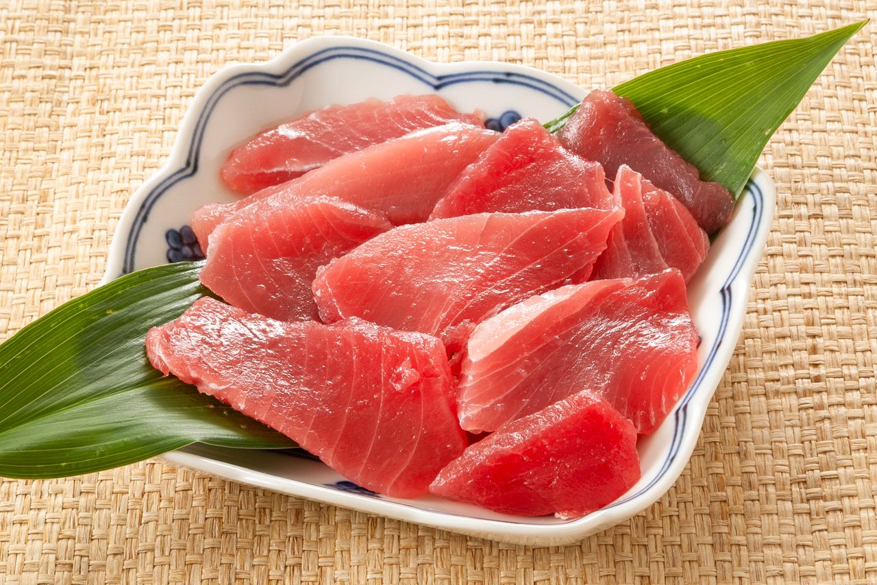 Los paquetes de gangas de maguro que se ven a menudo en los supermercados son en su mayoría de patudo. (© Pixta)