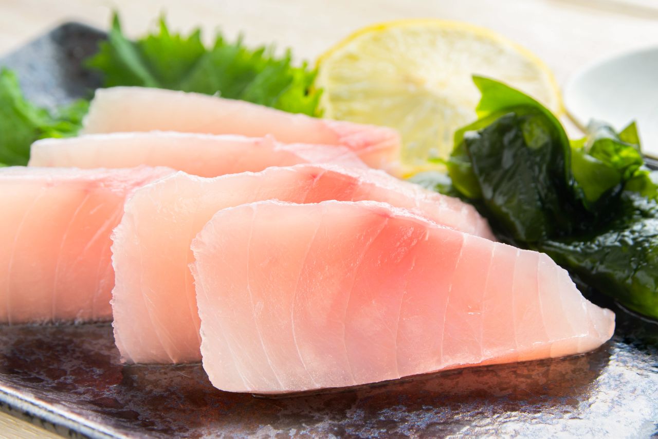 El sashimi de atún de aleta larga tiene un delicado color rosado. (© Pixta)