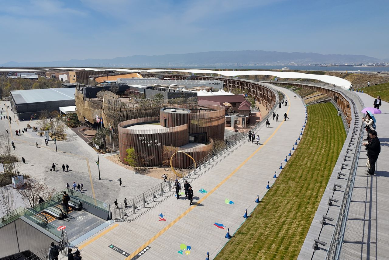 La pasarela en la parte superior ofrece una vista de todo el recinto de la Expo. (© Nippon.com)