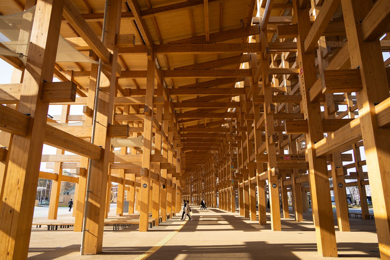 Las vigas hari y las juntas bajo la pasarela evocan la arquitectura de templos y santuarios de Japón. (© Nippon.com)