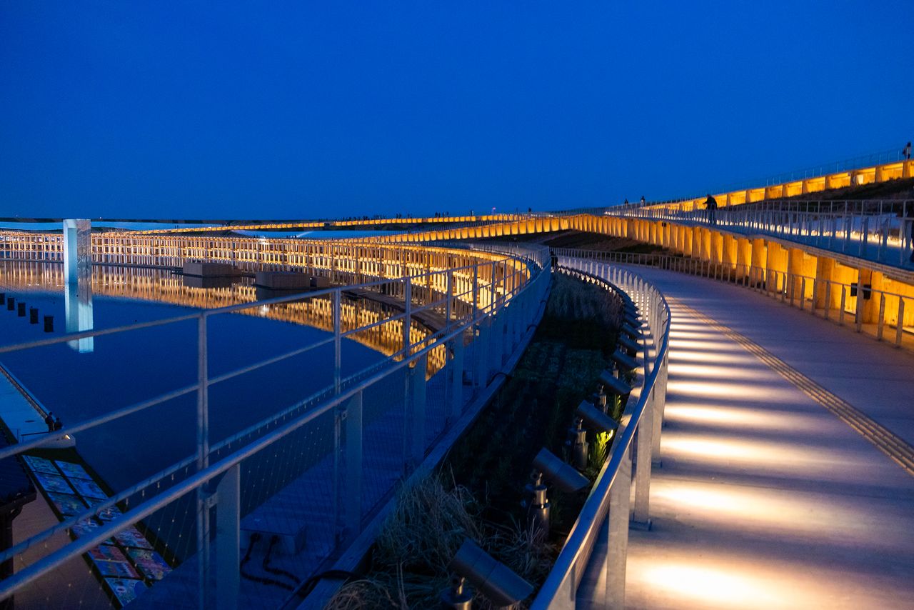 Vista nocturna del paseo Ring Skywalk. (© Nippon.com)