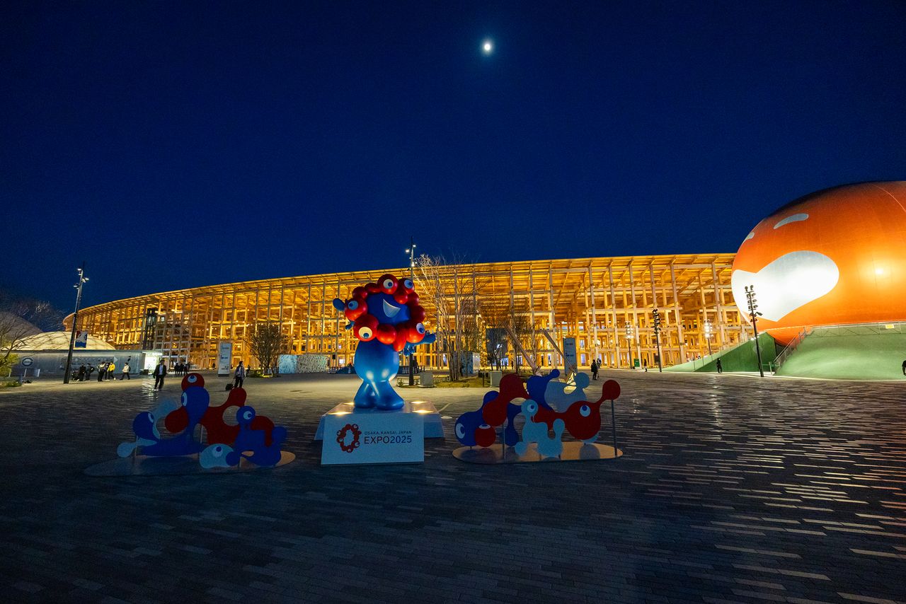 Myaku-Myaku, la mascota de la Expo, frente al Gran Anillo. (© Nippon.com)