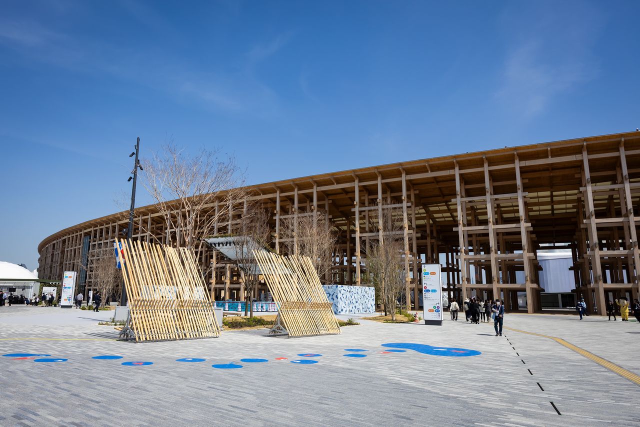 El muro exterior del Gran Anillo, la obra arquitectónica más representativa de la Expo 2025. (© Nippon.com)
