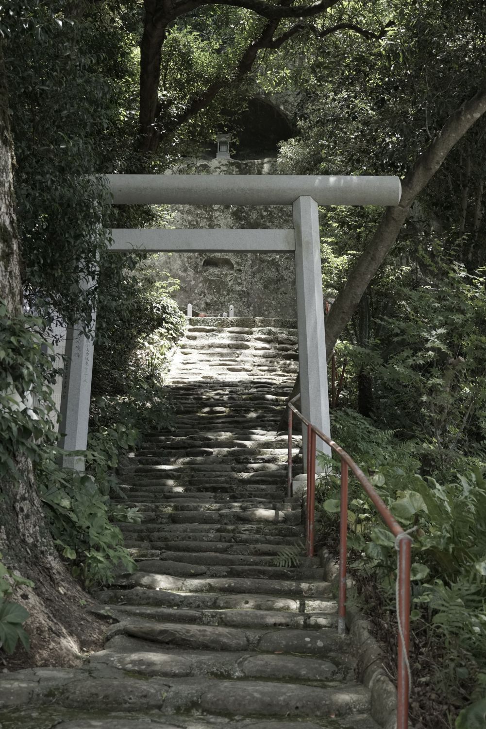 La escalera de piedra que lleva a Mihoko no Iwaya. Fotografía: Ōsaka Hiroshi.