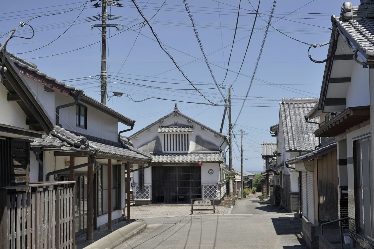 El barrio portuario de Mimitsu, una localidad declarada zona de conservación de un conjunto arquitectónico tradicional importante. Fotografía: Ōsaka Hiroshi.