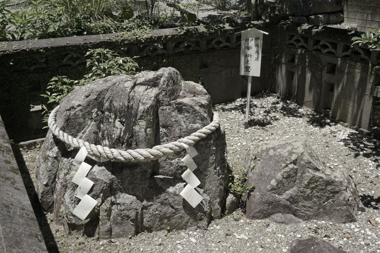En el recinto del santuario también hay una roca que se venera porque se cree que el emperador Jinmu se sentó en ella para dirigir la partida del barco de su expedición.