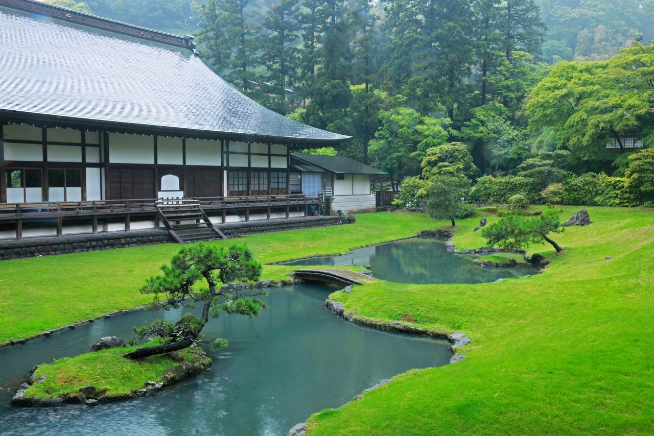 El jardín del templo Kenchō, configurado en torno a un estanque, es un enclave pintoresco declarado Sitio Histórico de Japón. A día de hoy carece de puente.