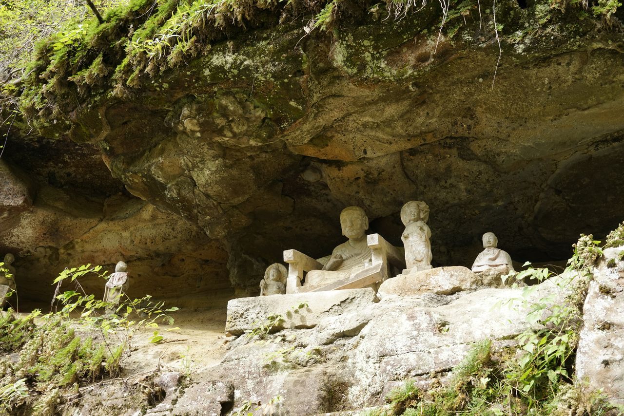 Estatua de Kōbō Daishi, que supuestamente talló los budas del acantilado. Fotografía: Ōsaka Hiroshi.