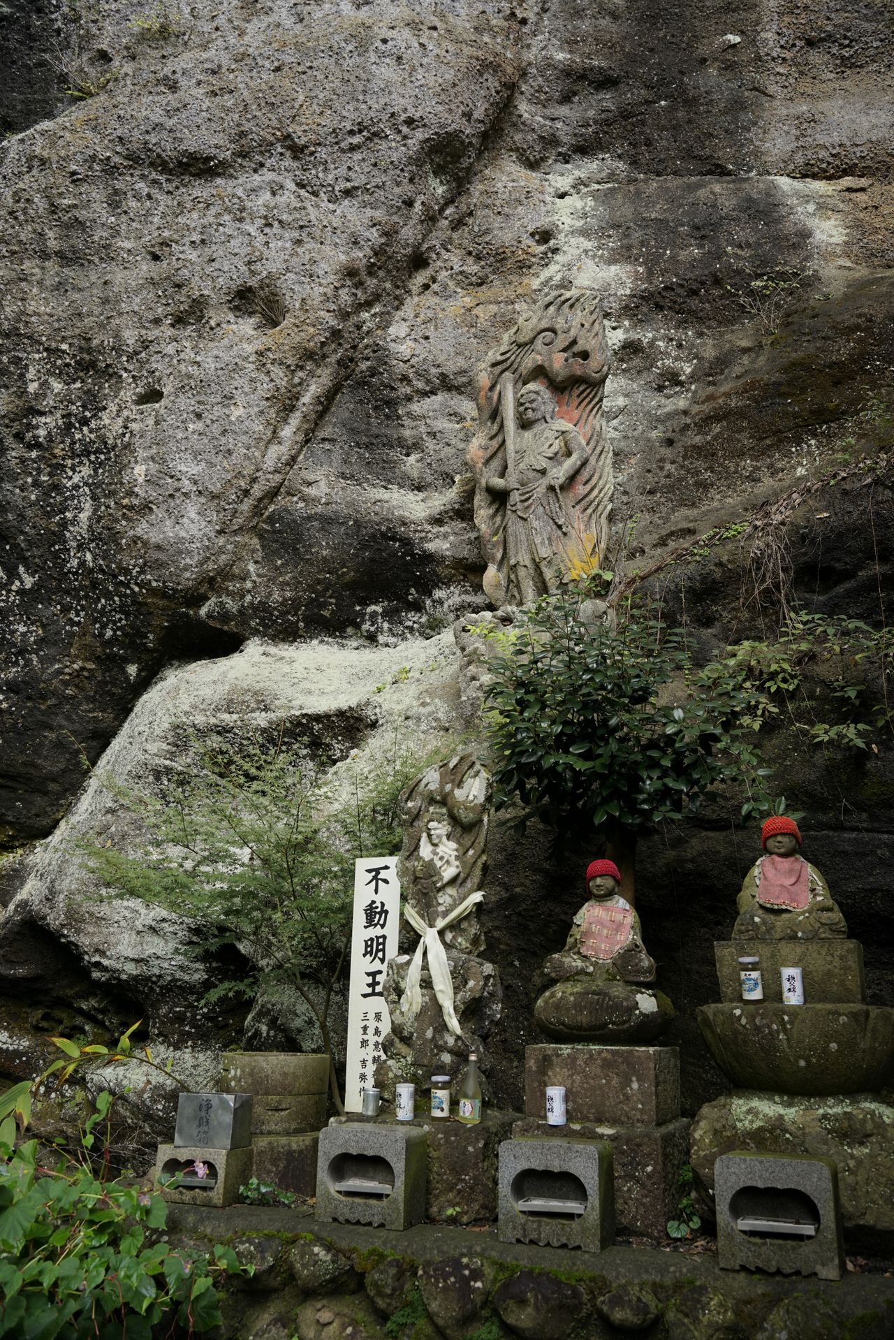 Bajo la cascada se venera a Fudō Myōō, del que se dice que protege a los ascetas. Fotografía: Ōsaka Hiroshi.