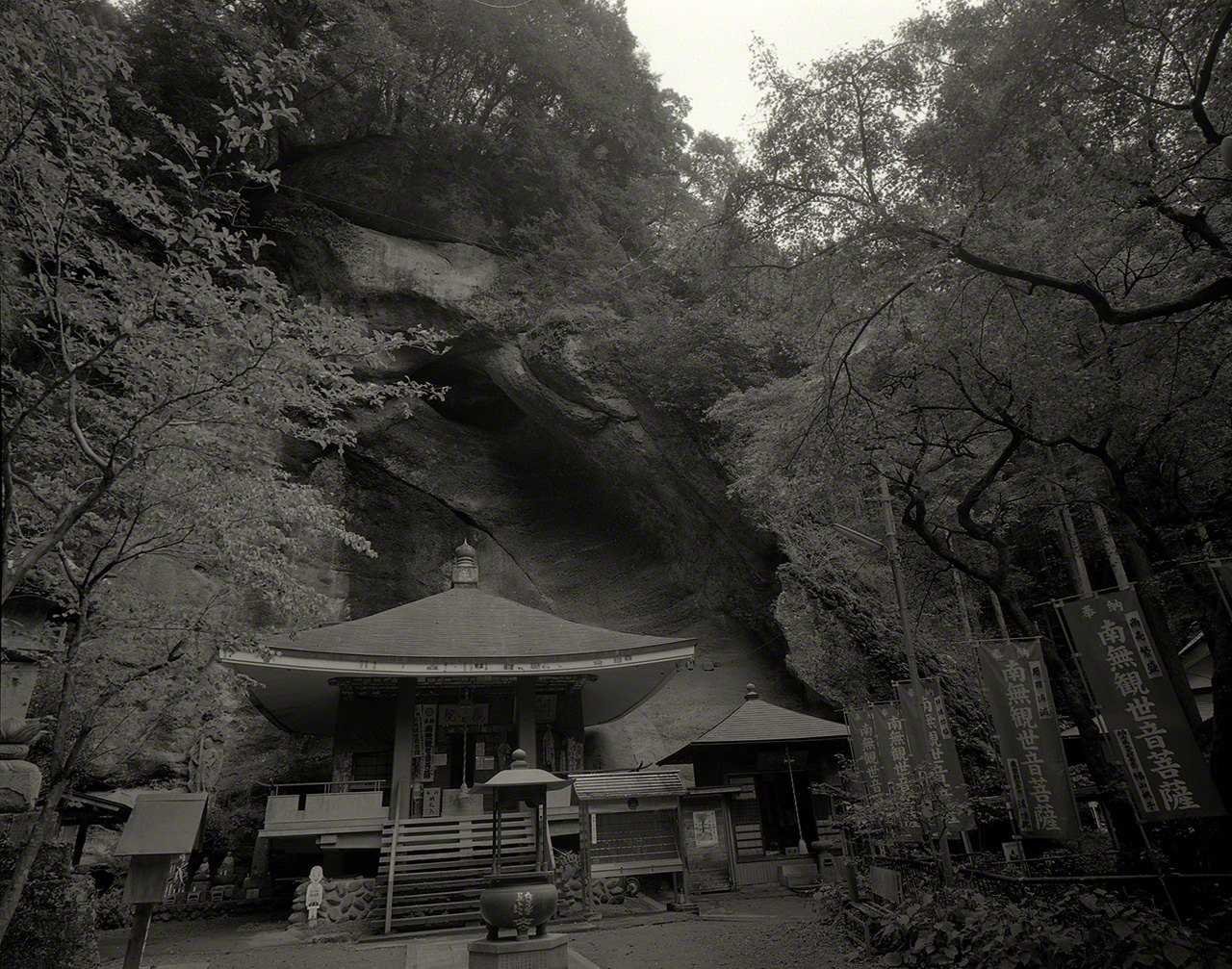 El pabellón Kannon-dō con el acantilado detrás. Fotografía: Ōsaka Hiroshi.