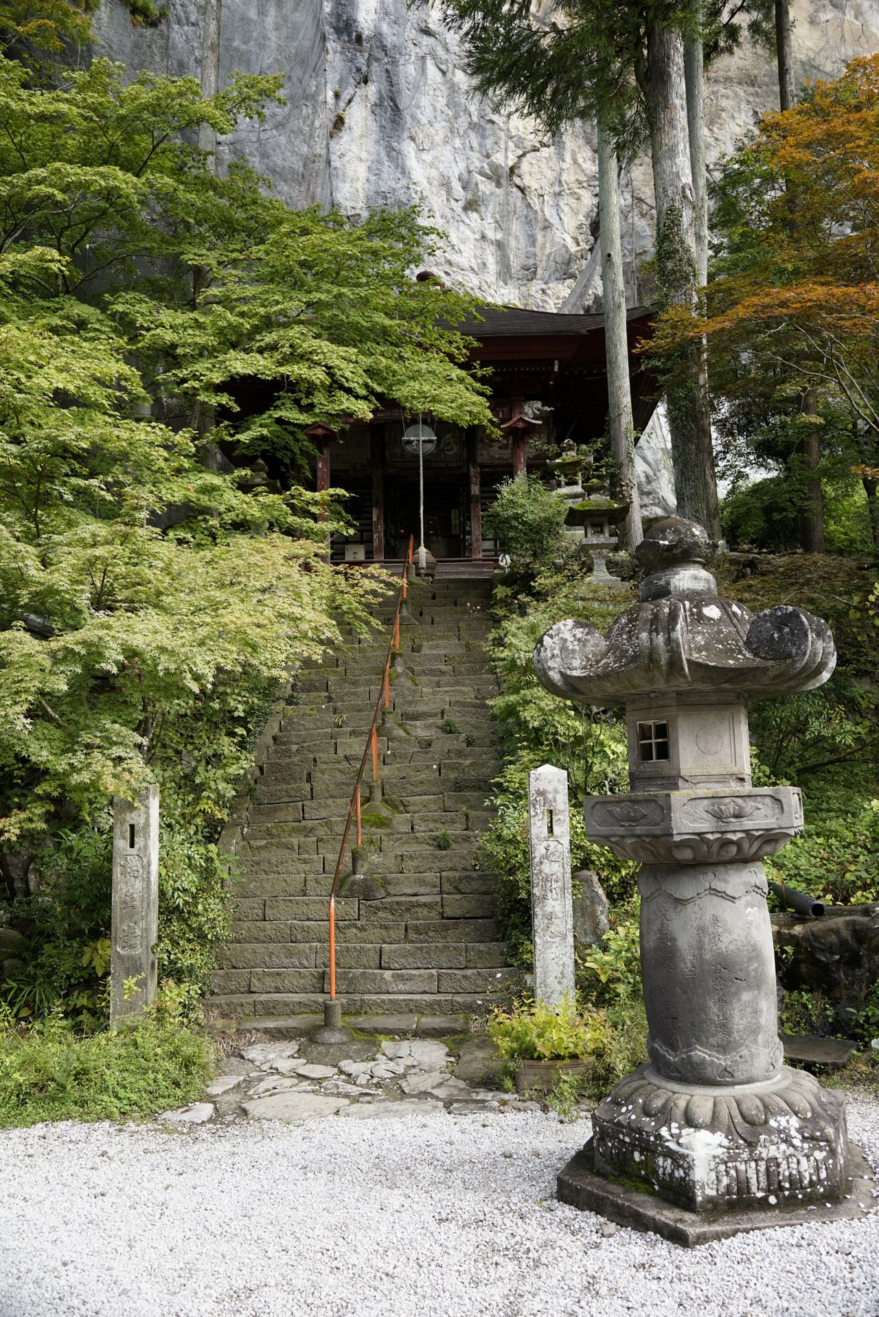 Hashidatedō se construyó como incrustado en el gran acantilado rocoso. Fotografía: Ōsaka Hiroshi.