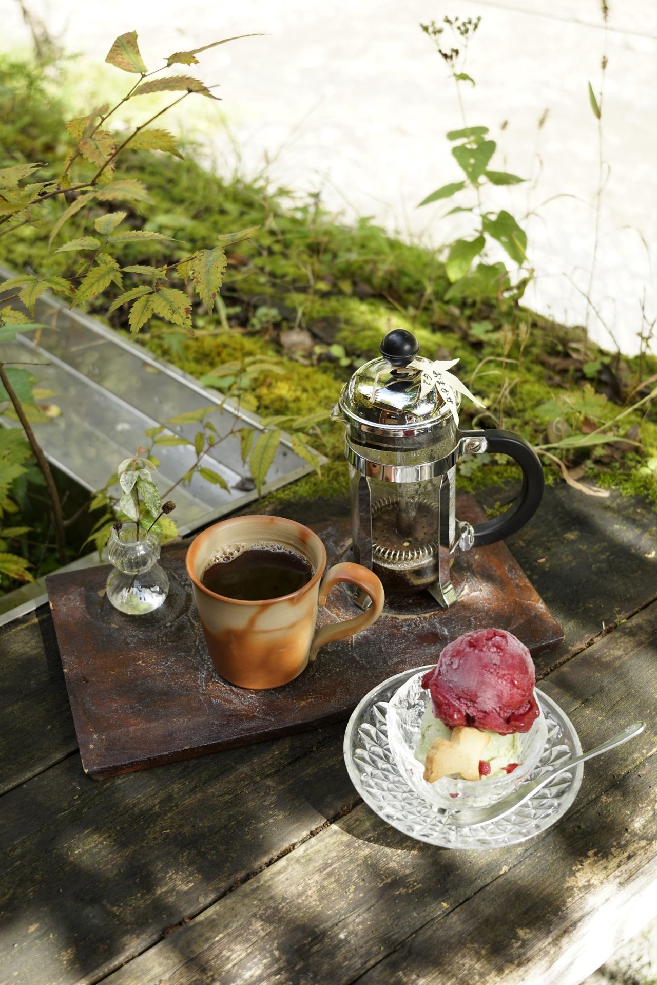 Se puede disfrutar de un café o un helado en la cafetería del recinto del templo mientras se contempla el colosal acantilado. Fotografía: Ōsaka Hiroshi.