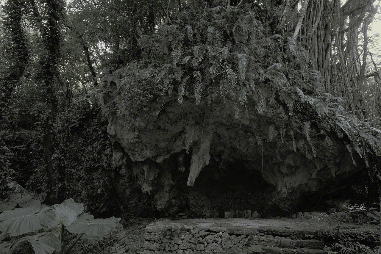 Yuinchi, lugar para el rezo por la fertilidad de la cosecha. Fotografía: Ōsaka Hiroshi.