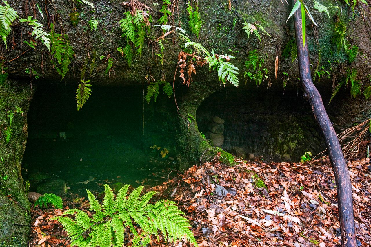 Yagura Hōjō kubi, escondida entre montañas.