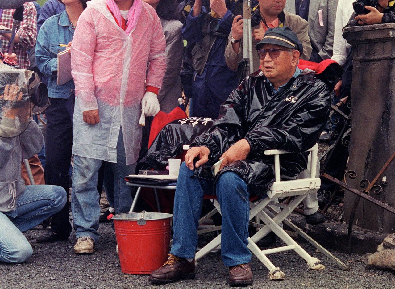 El director de cine Kurosawa Akira en el set de rodaje. (© Jiji)