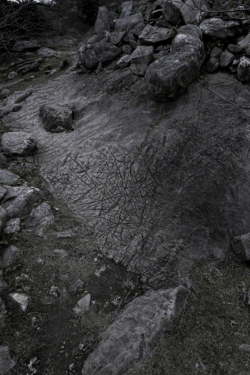 Una gigantesca roca dentro del castillo. (Fotografía: Ōsaka Hiroshi.)