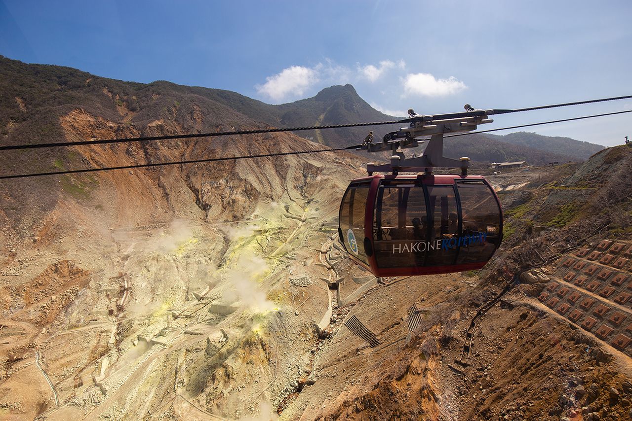 El teleférico de Hakone sobrepasando Ōwakusawa.