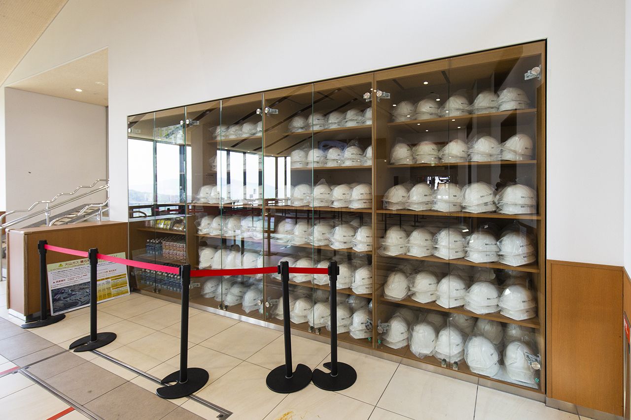 La estación de Ōwakudani sirve como centro de evacuación en caso de actividad volcánica y está equipada con un gran número de cascos de seguridad contra piedras y cenizas volcánicas.