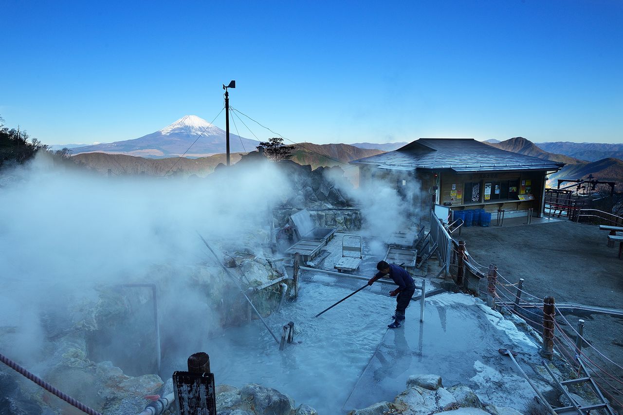 El estanque de aguas termales donde se hierven los huevos negros y la tienda Tamago Chaya. Se puede ver el monte Fuji en el fondo. Fotografía cortesía de Ōwakudani Kurotamago Kan.
