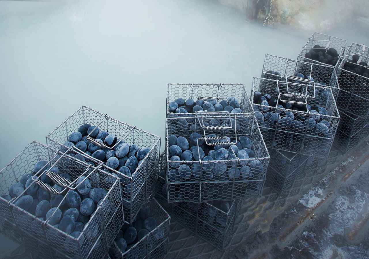 Un gran número de huevos negros recién hechos. Fotografía cortesía de Ōwakudani Kurotamago Kan.