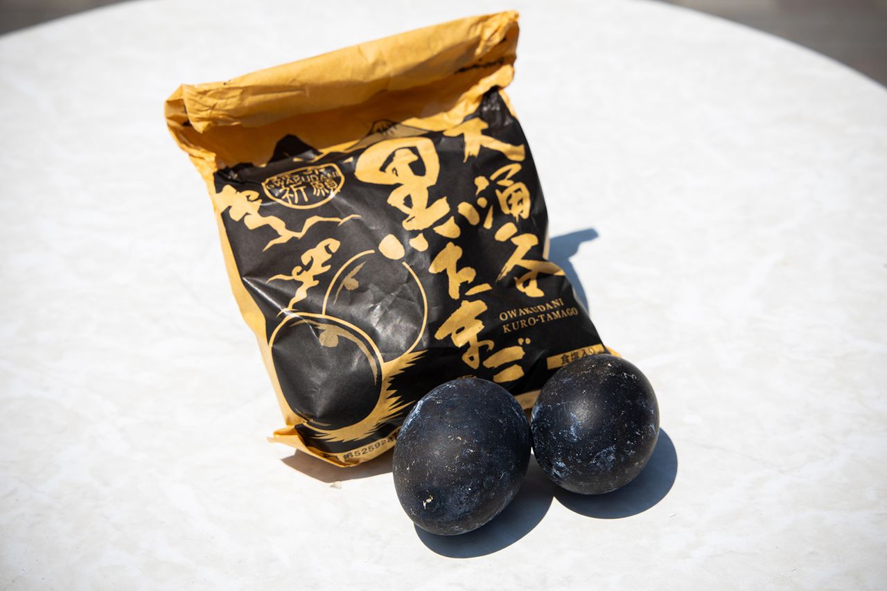 Un paquete de 5 huevos por 500 yenes, incluye sal para aderezarlos al gusto.