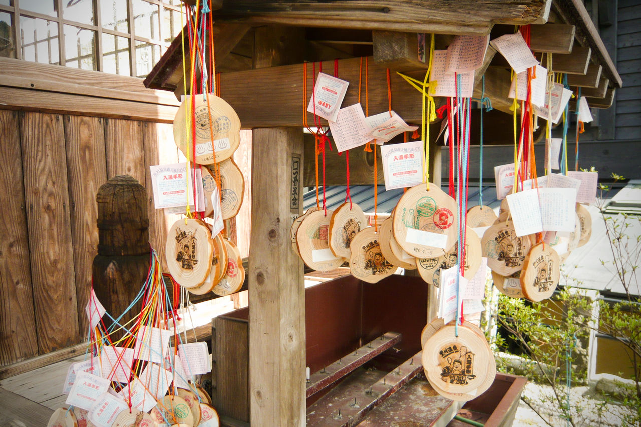 Pases termales usados y colgados en un pequeño santuario de Kurokawa Onsen. Su forma recuerda a los ema, unas pequeñas placas o tablillas de madera sobre las que los creyentes sintoístas escriben sus oraciones o deseos. (PIXTA)