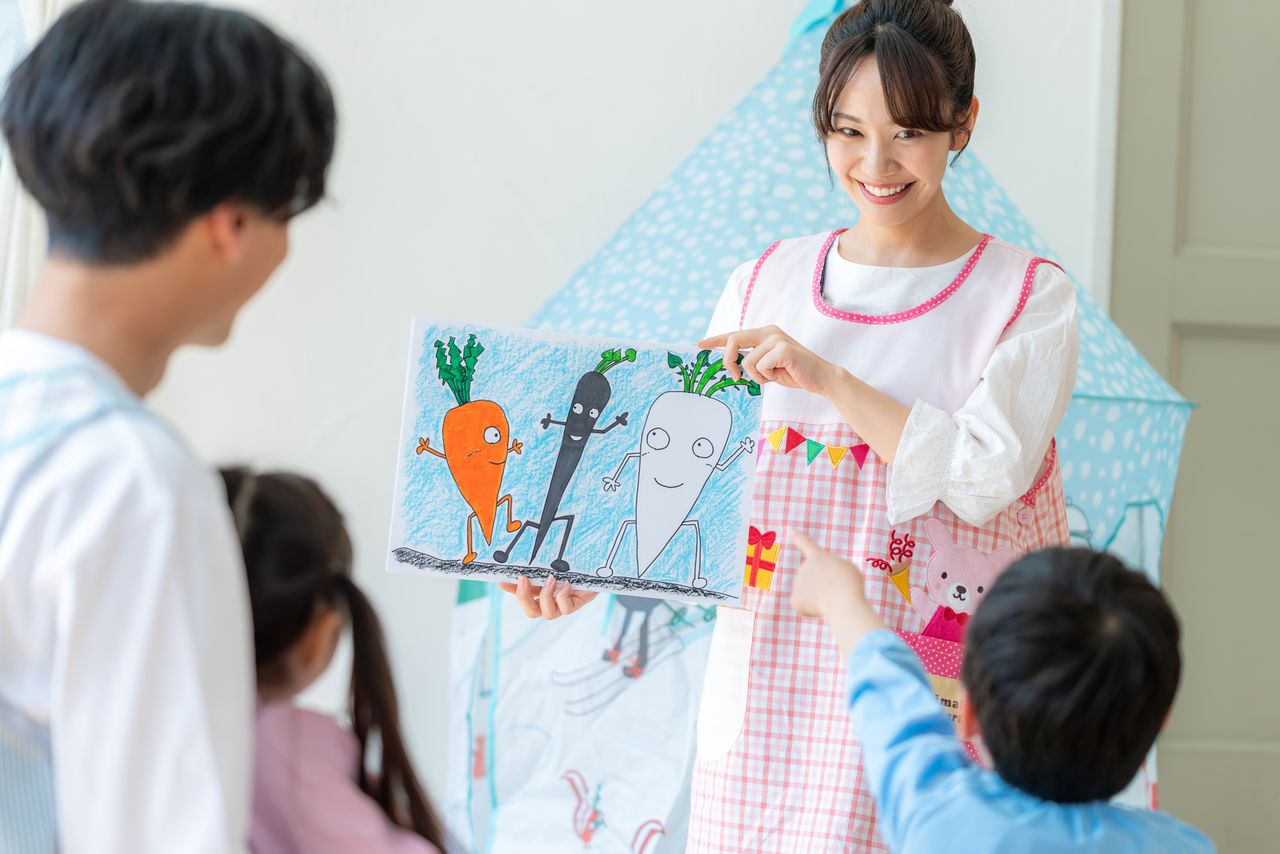 Los niños en edad preescolar siguen disfrutando hoy del kamishibai. (© Pixta)