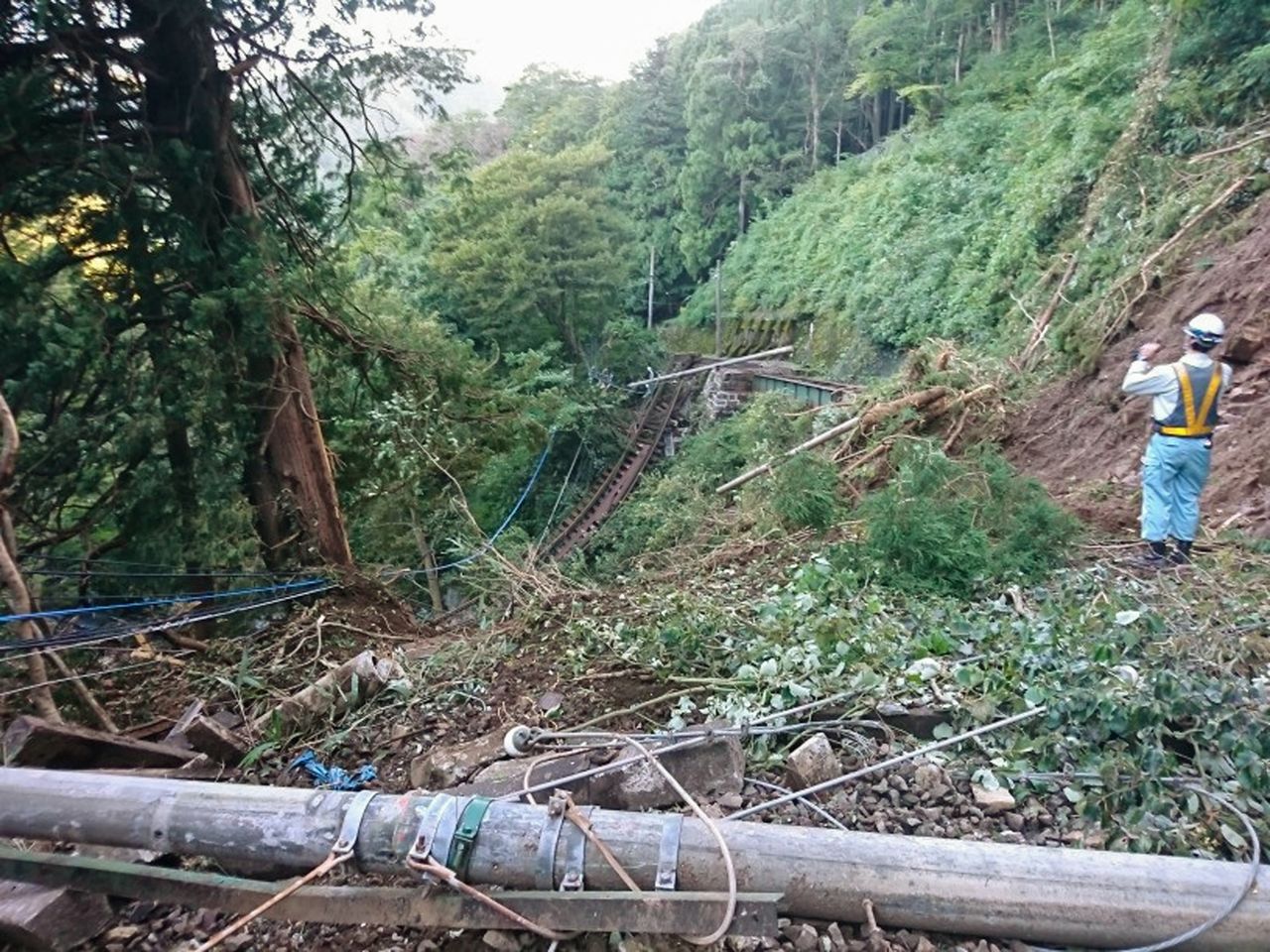 Los deslizamientos de tierra arrasaron gran parte de la vía entre las estaciones de Miyanoshita y Kowakudani, como se muestra en esta foto tomada el 13 de octubre de 2019. (Fotografía cortesía de Hakone Tozan Railway; Jiji Press.)
