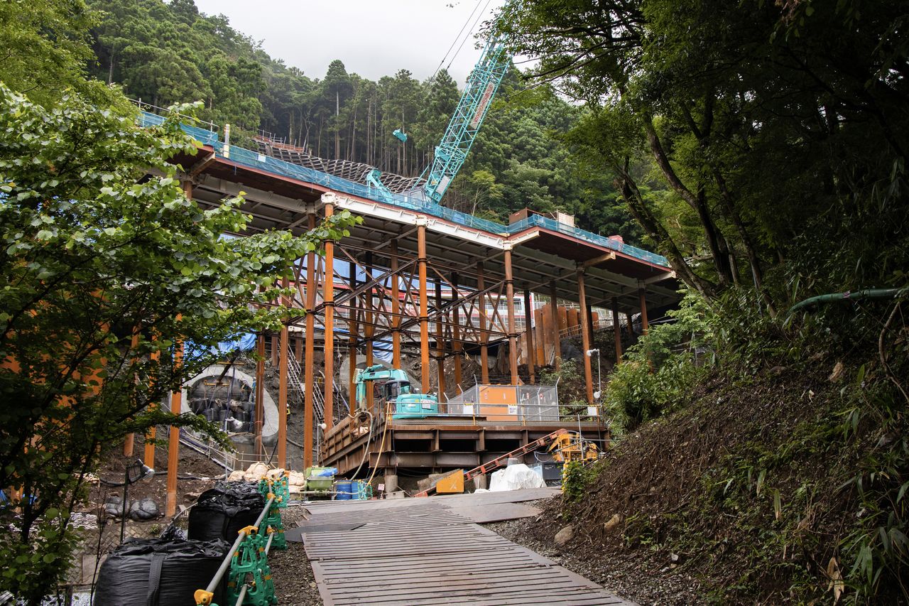 Continúan los trabajos de refuerzo en el paso superior de Jakotsu entre las estaciones de Miyanoshita y Kowakudani, pero no hay problemas con el paso de trenes (16 de julio de 2020)