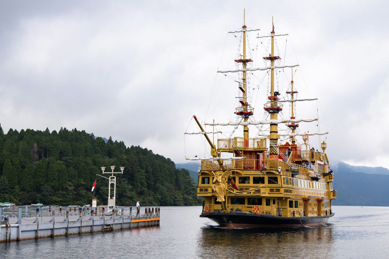 El Queen Ashinoko tiene en el mascarón de proa una talla de Atenea Niké, la diosa de la victoria.