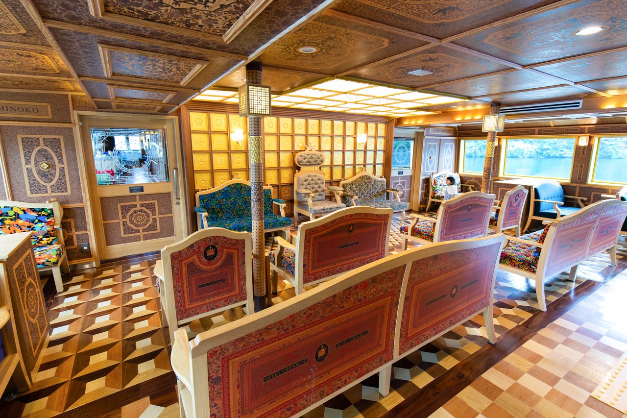 Uno de los lujosos camarotes especiales. Desde los sofás hasta el suelo de parqué geométrico de madera de Hakone y el techo con intricados adornos son una obra maestra diseñada por Mitooka.