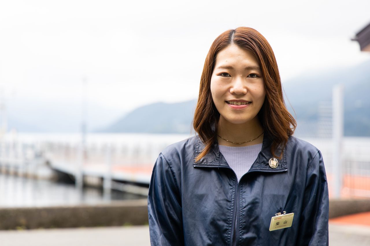 Shibayama Nanako, responsable de la planificación comercial en la empresa de barcos turísticos de Hakone. El nivel del agua en el lago Ashinoko subió debido al tifón Hagibis y el puerto de Hakone-machi se inundó, pero las salidas del barco solo se suspendieron durante una semana.