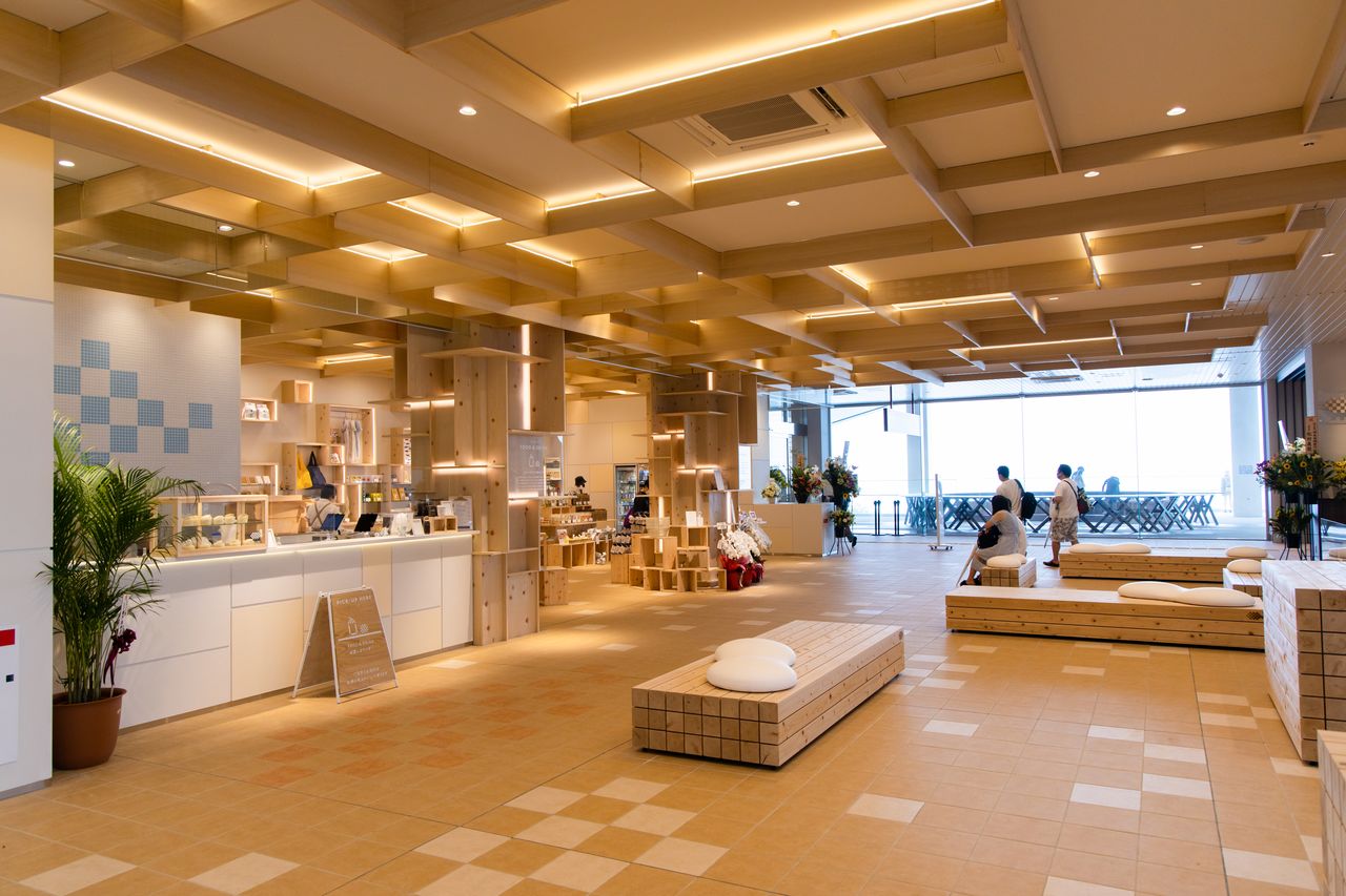 cu-mo Hakone se encuentra en el primer piso de la estación Sōunzan. Al fondo a la derecha de la tienda se ve el mirador.